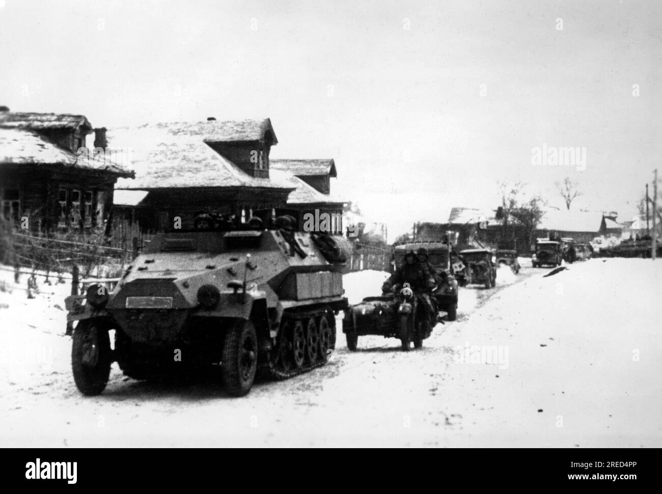 Truppe tedesche, guidate da un Sdkfz. 251, attraversa un villaggio nella sezione centrale del fronte orientale. Foto: Tannenberg. [traduzione automatica] Foto Stock