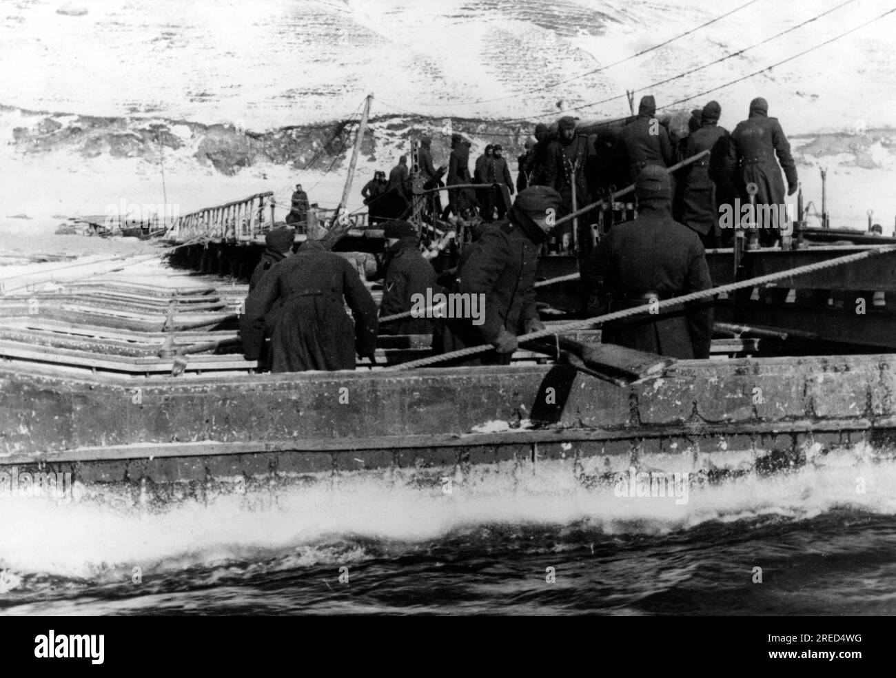 Durante l'attacco tedesco a Mosca, nella sezione centrale del fronte orientale, i servitori spostano insieme i componenti di un ponte sui pontoni. Foto: Trauvetter [traduzione automatizzata] Foto Stock