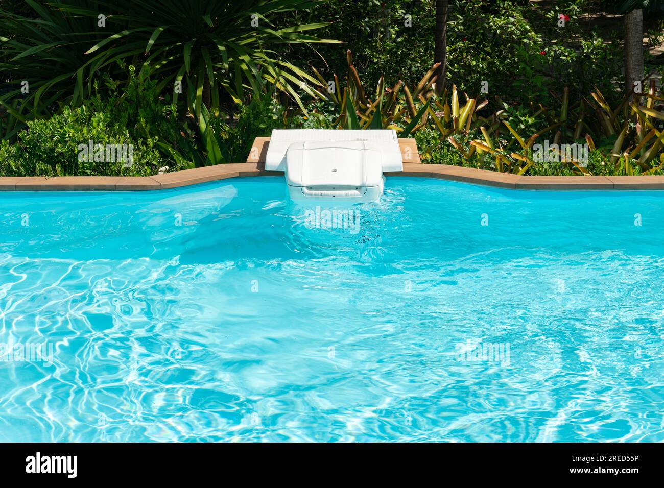 Sistema di filtraggio dell'acqua della piscina. Acqua pura. Vista dall'alto. filtro bianco per l'acqua della piscina. Foto Stock