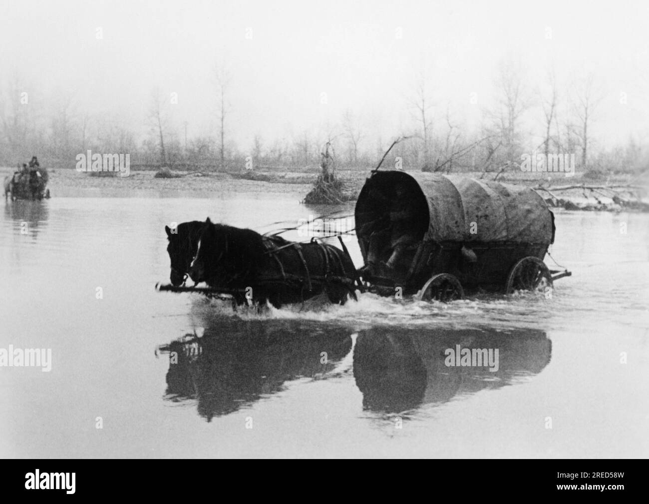 I soldati tedeschi spostano carri di rifornimento attraverso l'alta acqua a nord-est di Tuapse. Foto: Schelm. [traduzione automatica] Foto Stock