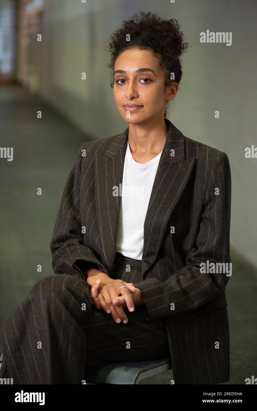 Francoforte sul meno, DEU, 20.10.2022: Portrait Ann Mbuti, nata nel 1990 a Neustadt/Germania è una giornalista freelance, autrice e pubblicista culturale. Vive a Zurigo Foto Stock