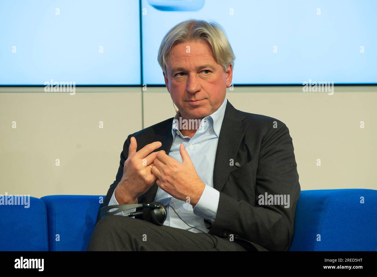 Berlin DEU, 30.10.2022: Evento Blue Sofa: Fiera del libro di Francoforte a Berlino/ospite d'onore della Spagna con Juergen Boos, direttore della Fiera del libro di Francoforte Foto Stock