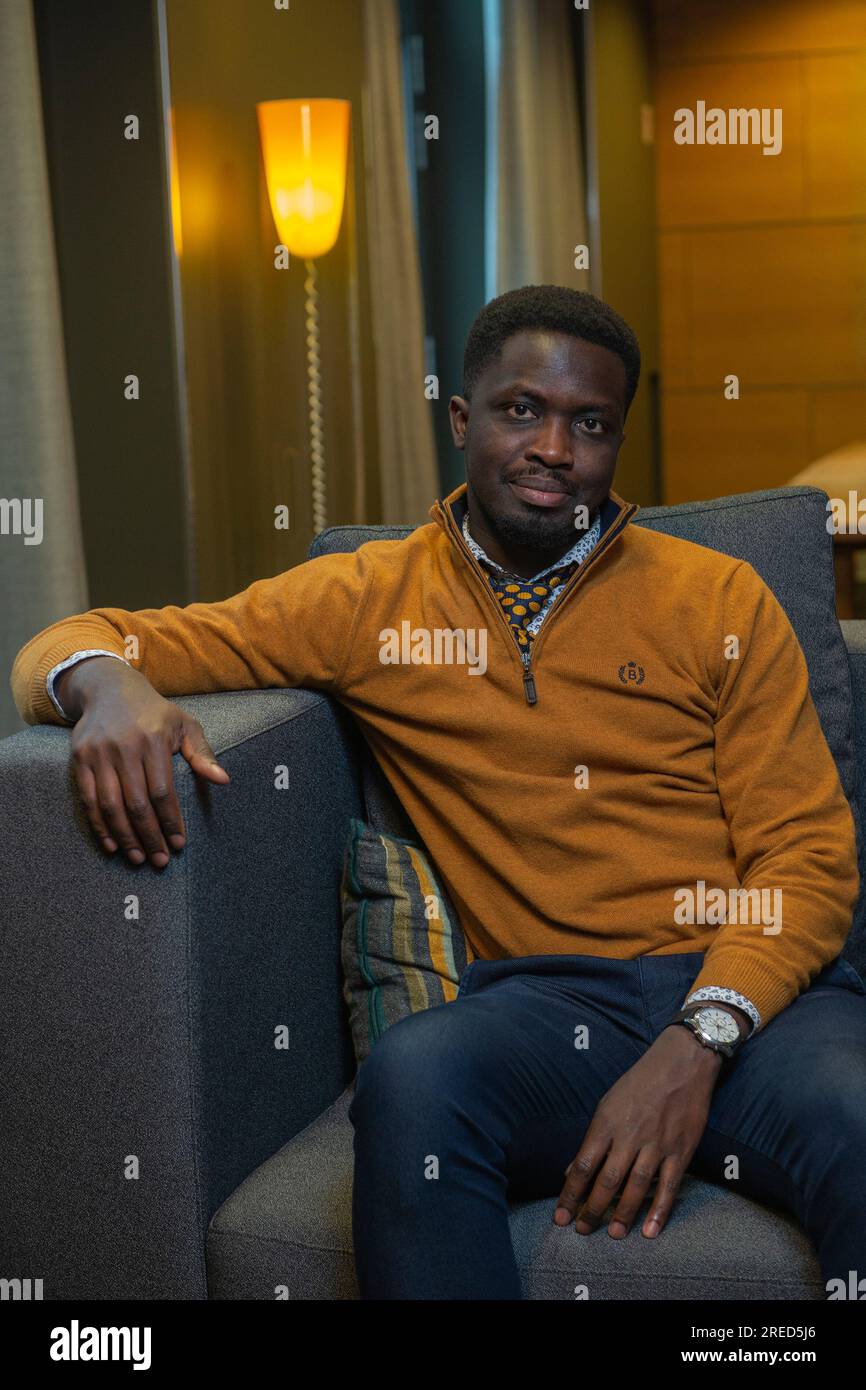 " Berlin DEU, 24.11.2022: Ritratto Mohamed Mbougar Sarr, nato a Dakar nel 1990, cresciuto in Senegal, ha studiato letteratura e filosofia in Francia. È uno scrittore e autore. Per "The Most Secret Memory of Man", il suo primo lavoro ad essere pubblicato in tedesco, ricevette il Prix Goncourt nel 2021 Foto Stock