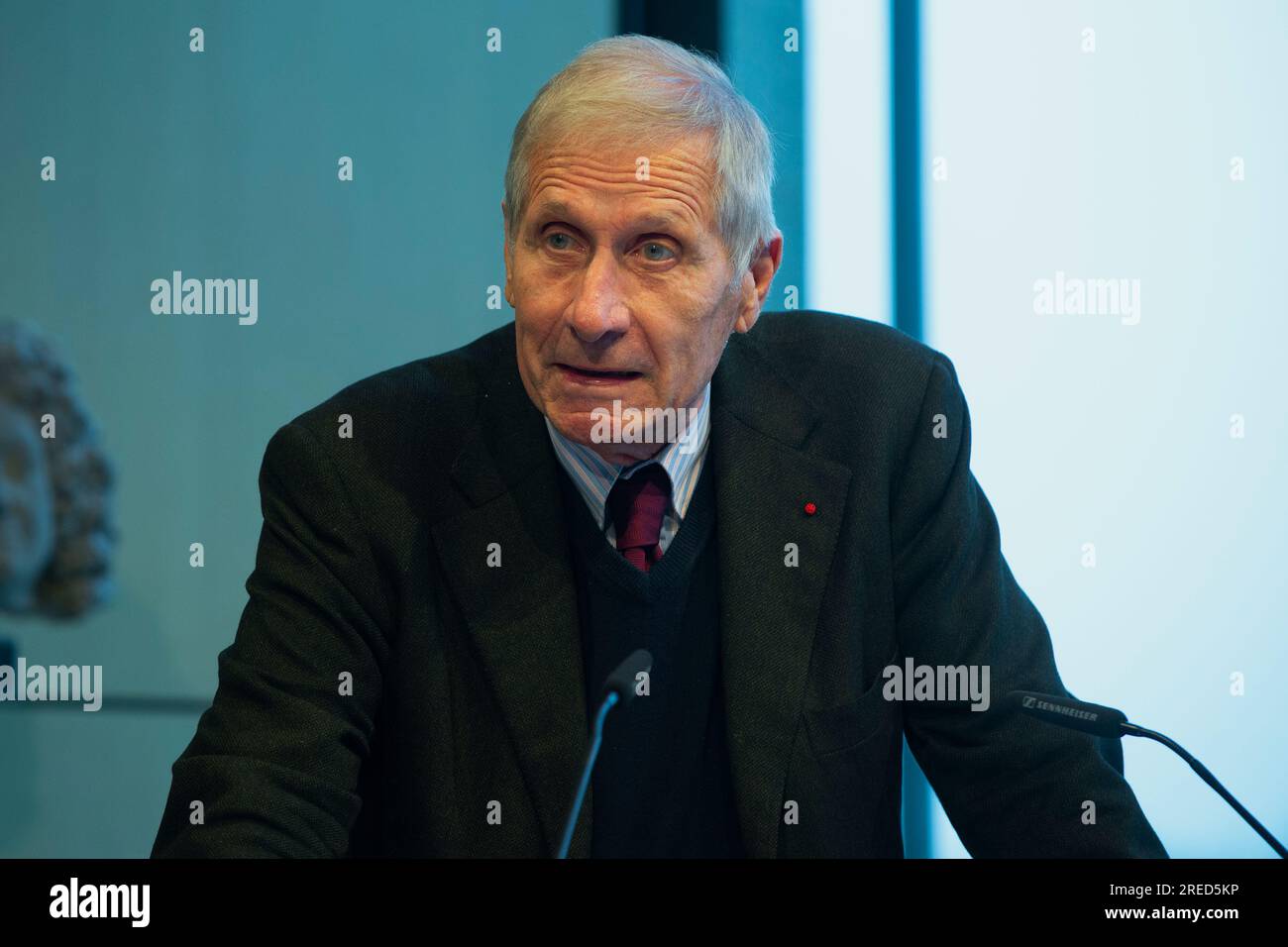Berlin DEU, 01.12.2022: Premio del Prix de l'Académie de Berlin 2022 alla scrittrice, drammaturga, regista e attrice francese Yasmina Reza. Moderazione Ulrich Wickert, giornalista e autore Foto Stock