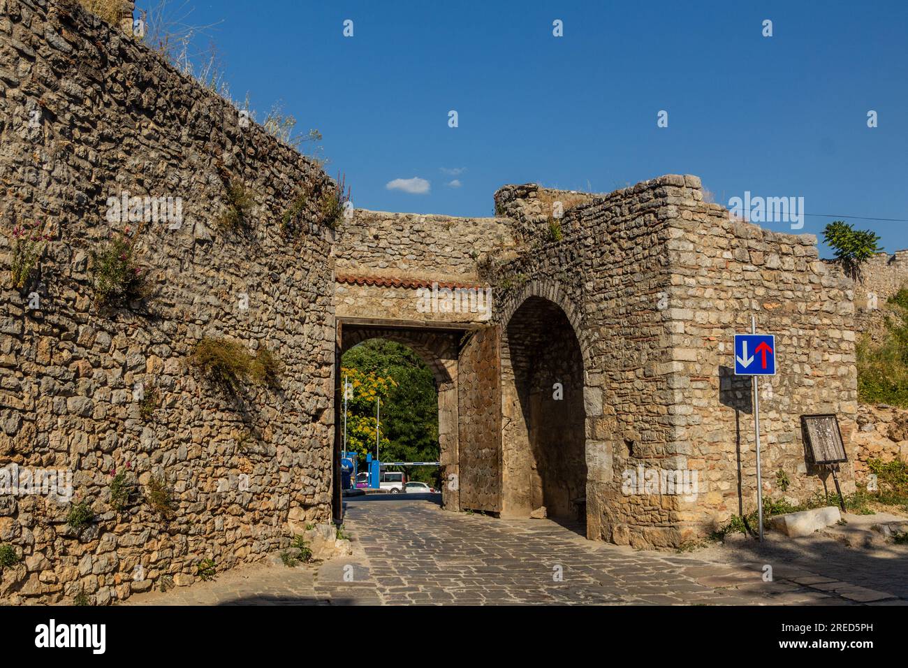 Porta superiore della fortezza nella città di Ocrida, Macedonia del Nord Foto Stock