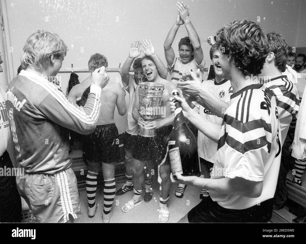 DFB Cup squadra vincitrice della finale Borussia Dortmund dopo 4:1, vittoria contro il SV Werder Brema 24.06.1989 / nello spogliatoio : Michael Rummenigge con la coppa, portiere sinistro de Beer [traduzione automatica] Foto Stock