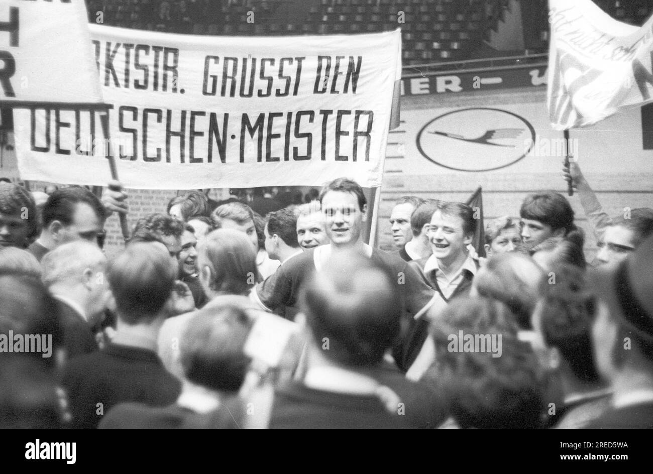 Campionati tedeschi di pallamano indoor a Dortmund 25.03.1967: VFL Gummersbach campione tedesco dopo la vittoria in finale su TV Hochdorf (23:7). Hansi Schmidt (Gummersbach) tra i tifosi dopo la vittoria. [traduzione automatica] Foto Stock