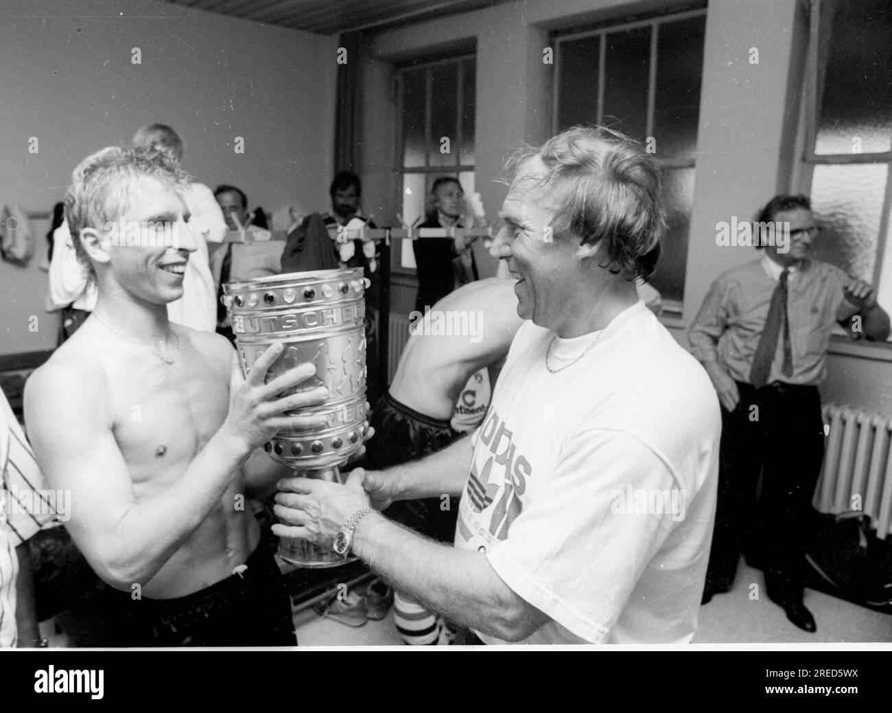 DFB Cup squadra vincitrice della finale Borussia Dortmund dopo 4:1, vittoria contro il Werder Brema 24.06.1989 / in spogliatoio : Günter Kutowski e l'attendente del kit Hartmut WIEGANDT con la coppa, nella parte posteriore destra presidente Gerd Niebaum. [traduzione automatica] Foto Stock