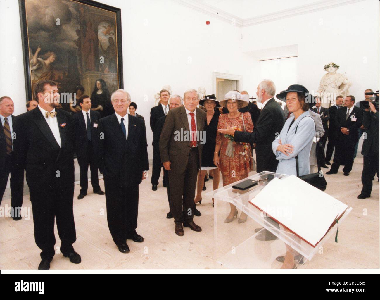 "Con il patrocinio della regina Beatrice dei Paesi Bassi e del presidente tedesco Johannes Rau, la mostra "Onder den Oranje boom" apre nel Palazzo Oranienburg, recentemente rinnovato. Johannes Rau (2° da sinistra) marito, Principe Claus (3° da sinistra), Beatrix. Visita di stato. Paesi Bassi. Visita all'estero. Relazioni estere. Foto: MAZ/Robert Roeske, 14.08.1999 [traduzione automatizzata]' Foto Stock