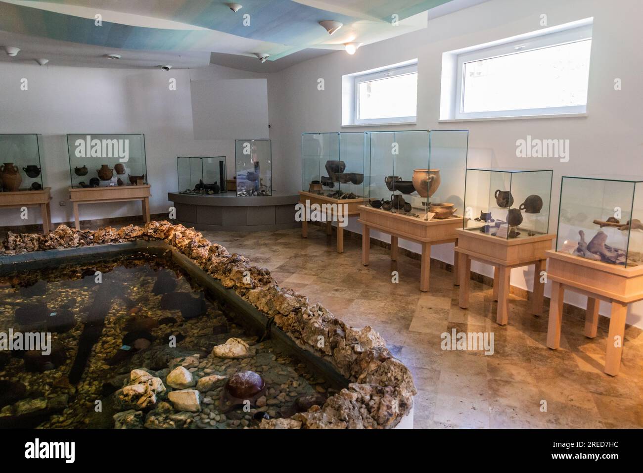 OHRID, MACEDONIA DEL NORD - 8 AGOSTO 2019: Museo della baia delle ossa, palafitte preistoriche, ricreazione di un insediamento dell'età del bronzo sul lago di Ohrid, N Foto Stock