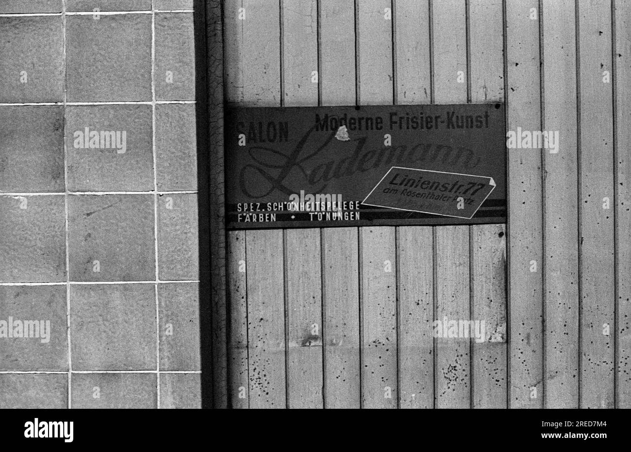 GDR, Berlino, 20.03.1990, vecchia pubblicità di prima della costruzione del muro nella stazione della metropolitana Rosenthaler Platz: Salon Lademann, Linienstraße 77, [traduzione automatica] Foto Stock