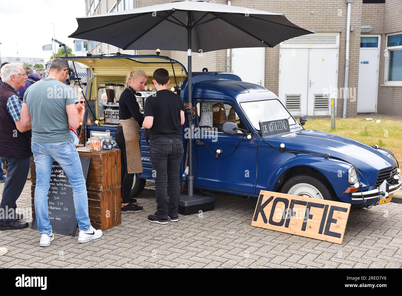 Den Helder, Paesi Bassi. 30 giugno 2023. Un caffè di una vecchia auto deux chevaux. Foto di alta qualità Foto Stock