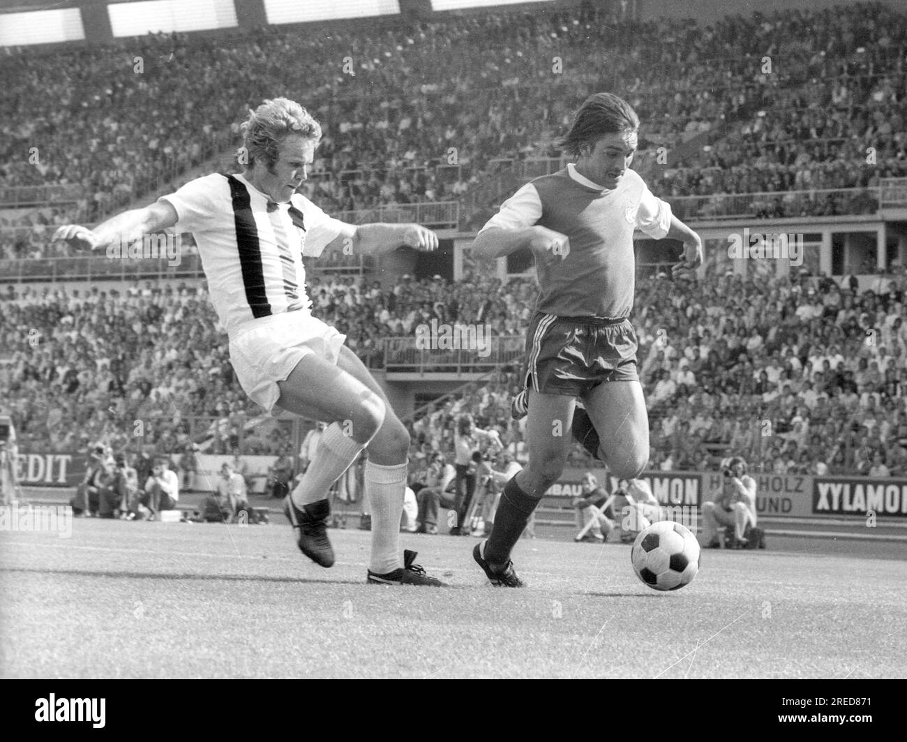 Finale DFB Cup 1973: Borussia Mönchengladbach - 1. FC Köln 2:1 / Jupp Kapellmann (Köln) azione davanti a Klaus - Dieter Sieloff (Borussia) [traduzione automatica] Foto Stock