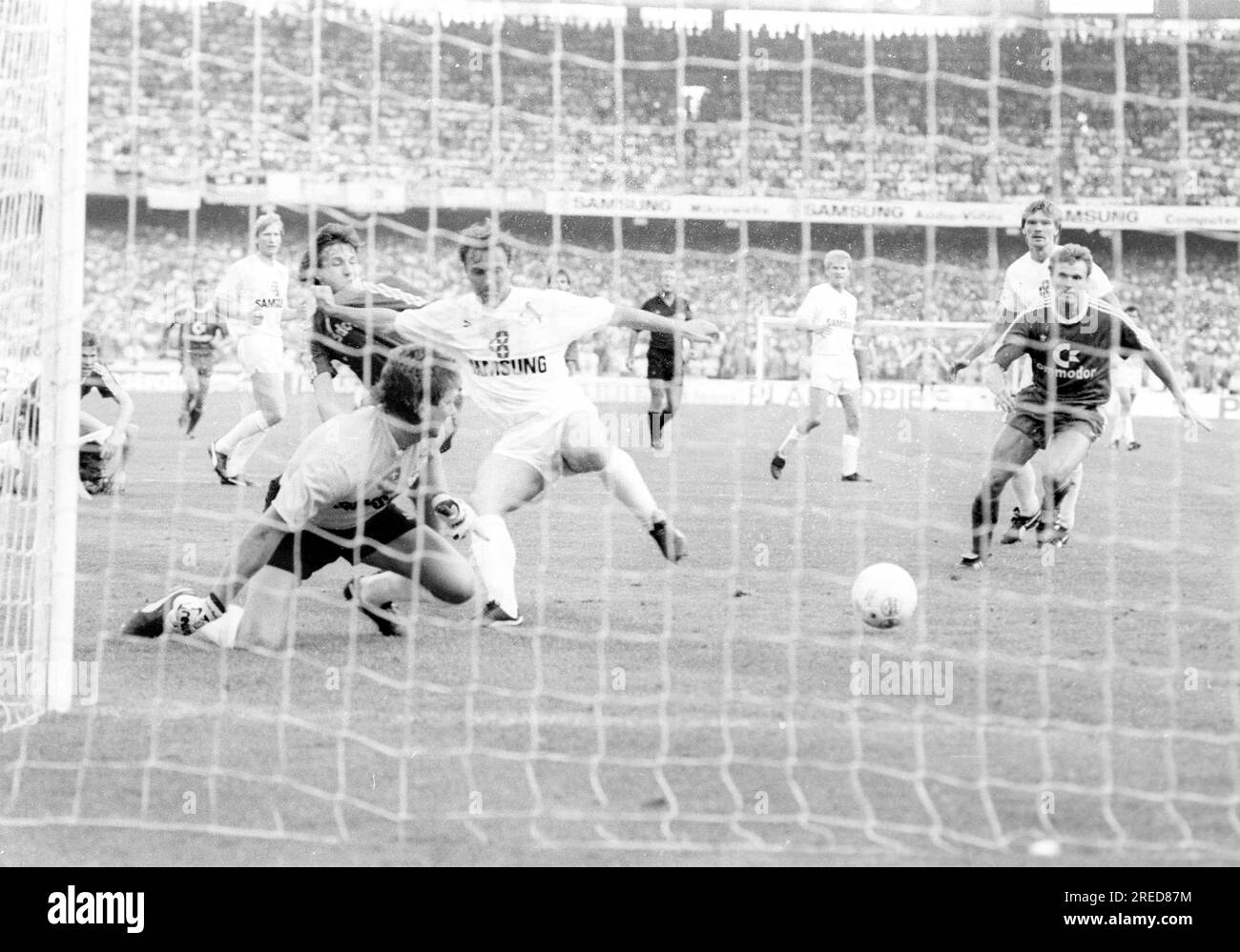 1) FC Köln - FC Bayern München 1:3 /25.05.1989/ goal 0:1 di Roland Wohlfahrt (FC Bayern/destra) solo per uso giornalistico! Solo per uso editoriale! [traduzione automatica] Foto Stock