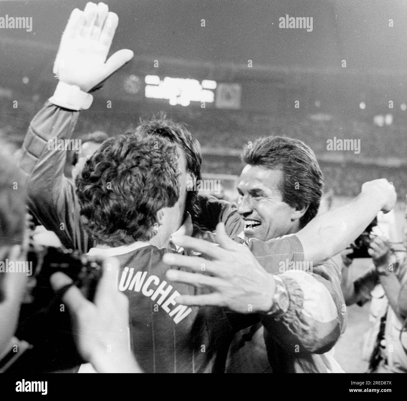 1) FC Köln - FC Bayern München 1:3 /25.05.1989/ Coach Jupp Heynckes (FCB) abbraccia i suoi giocatori dopo il fischio finale solo per uso giornalistico! Solo per uso editoriale! [traduzione automatica] Foto Stock