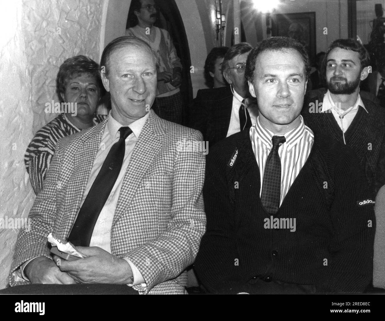 Franz Beckenbauer e Jack Charlton in occasione del Simposio Adidas a Herzogenaurach il 7 marzo 1988. Solo per uso editoriale! solo per scopi giornalistici! [traduzione automatica] Foto Stock