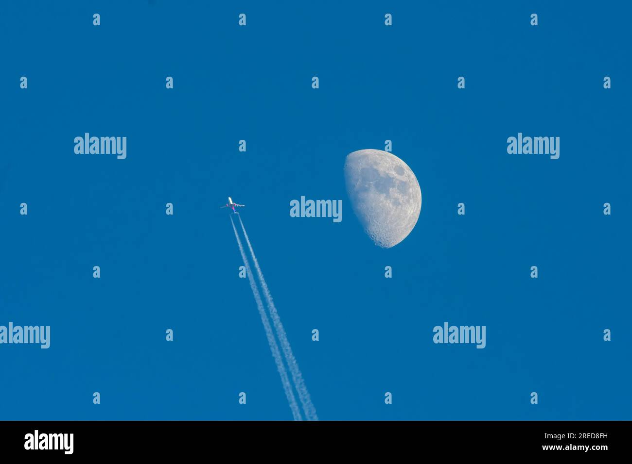 Passeggeri Airliner in partenza ha superato la luna alla luce del giorno. Foto Stock