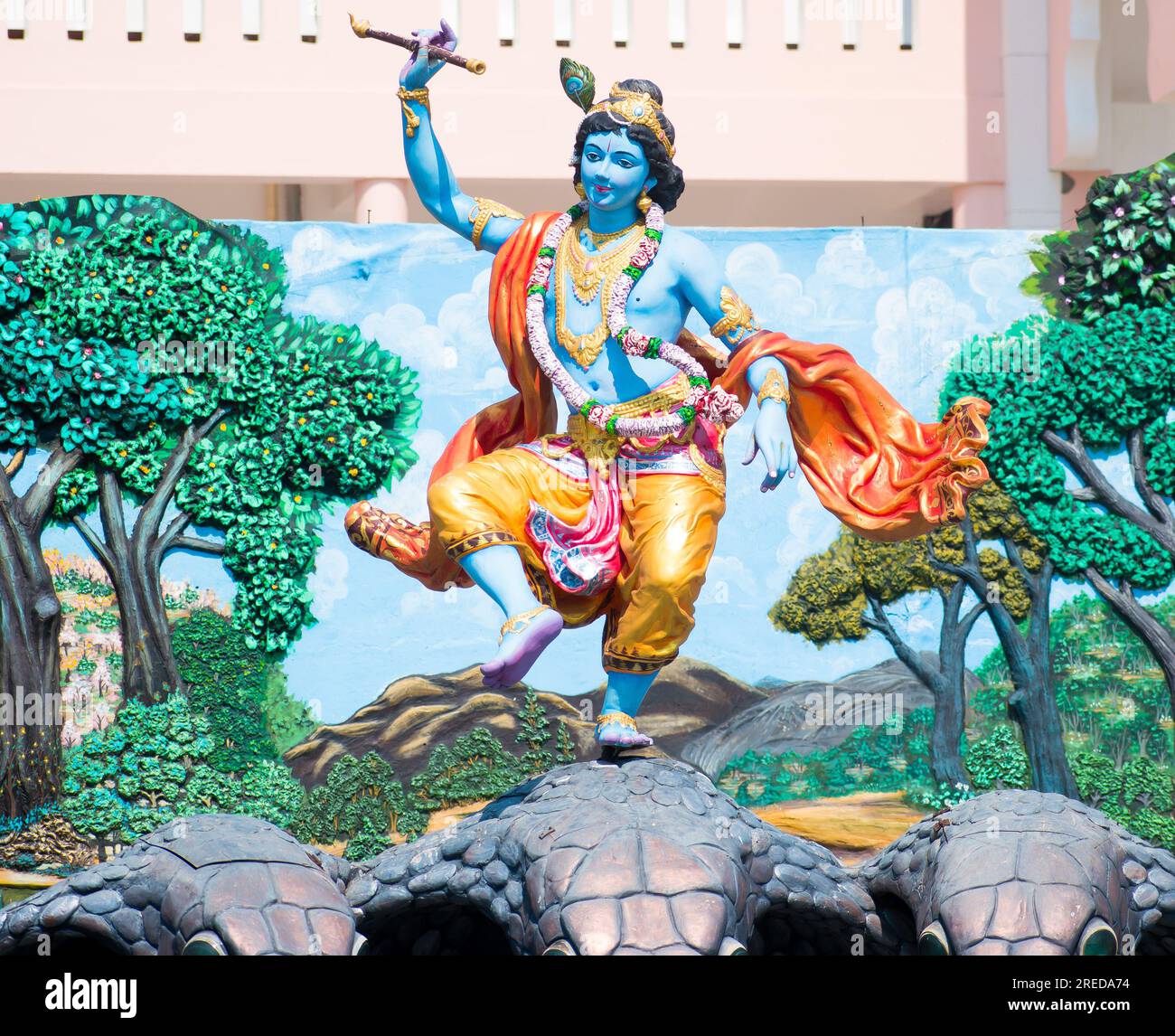 Colorati idoli a grandezza naturale di Krishna che ballano al tempio di Prem Mandir. Felice Krishna Janmashtami. messa a fuoco selettiva sul soggetto. Foto Stock