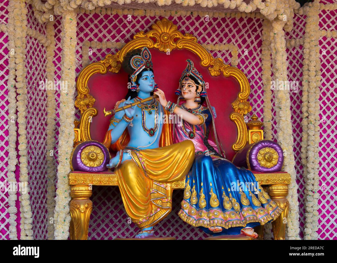 Colorati idoli a grandezza naturale di Krishna, Radha seduto al tempio di Prem Mandir. Felice Krishna Janmashtami. messa a fuoco selettiva sul soggetto. Foto Stock
