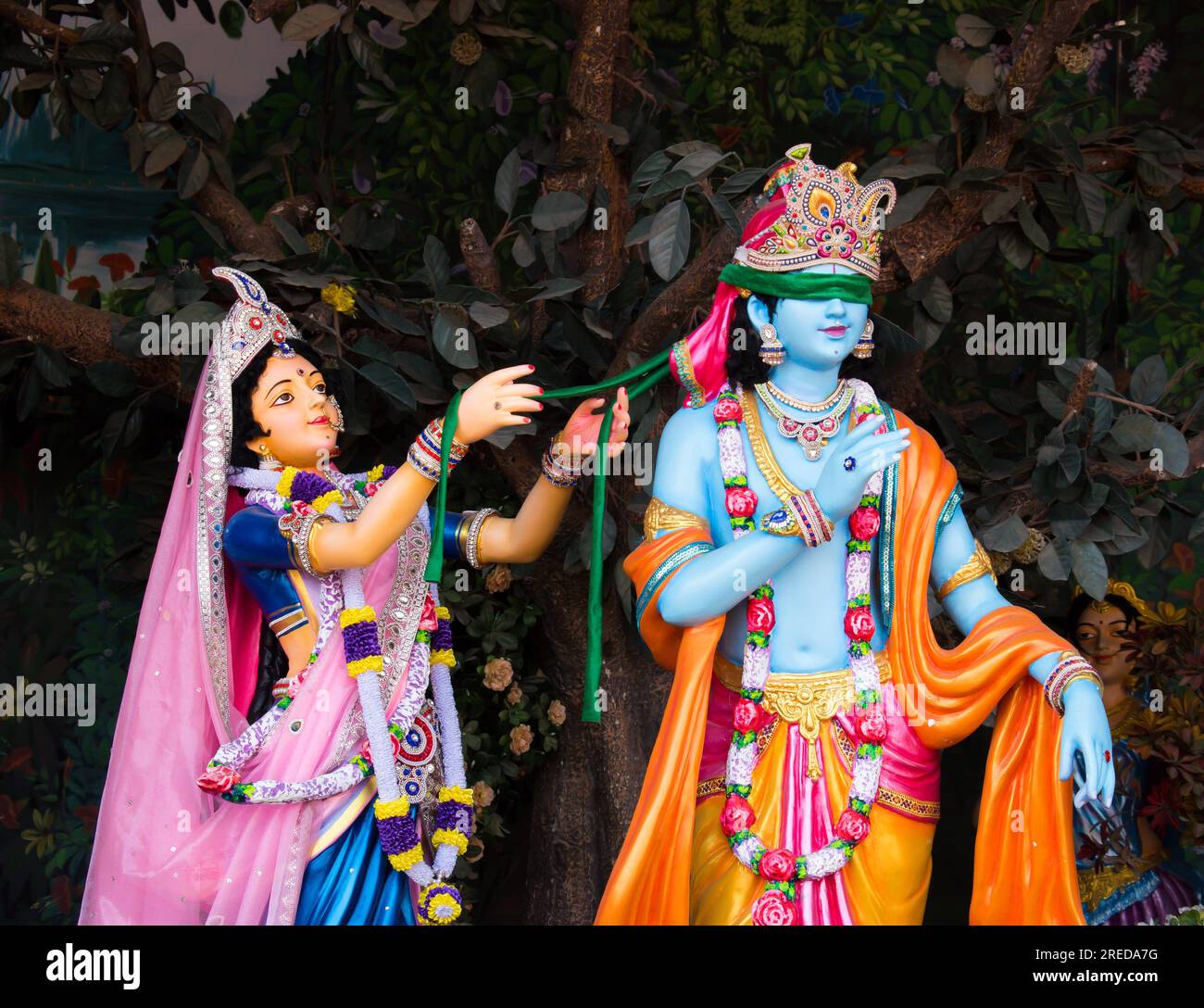 Colorati idoli a grandezza naturale di Krishna, Radha al tempio di Prem Mandir. Felice Krishna Janmashtami. messa a fuoco selettiva sul soggetto. Foto Stock