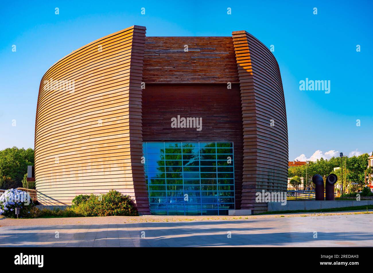 Il famoso punto di riferimento della città di Espinho, l'edificio culturale multimediale illuminato dalla luce del sole nella regione di Porto, in Portogallo Foto Stock