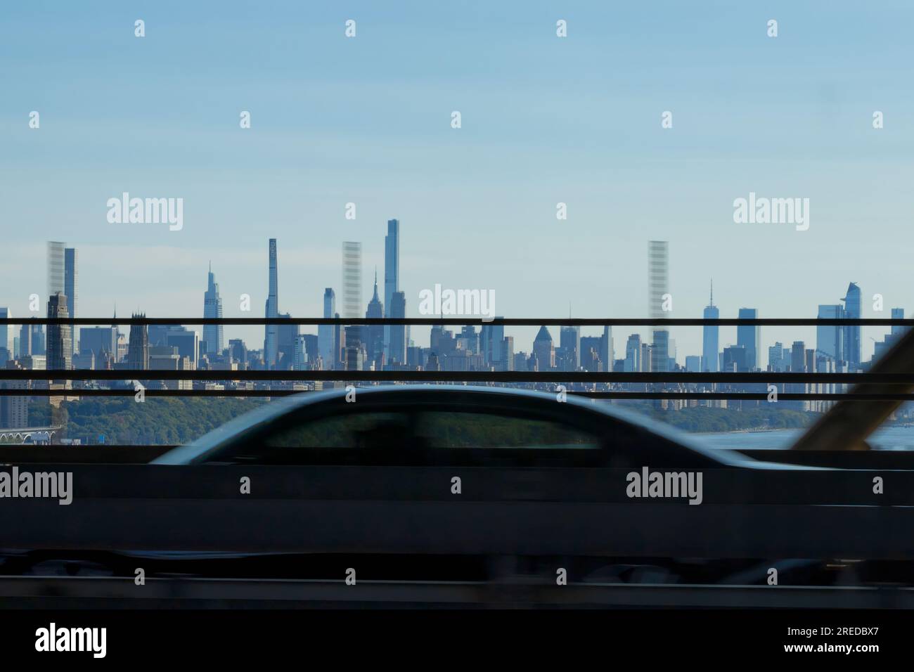 Skyline di New York da un ponte in un'auto in movimento. Foto Stock