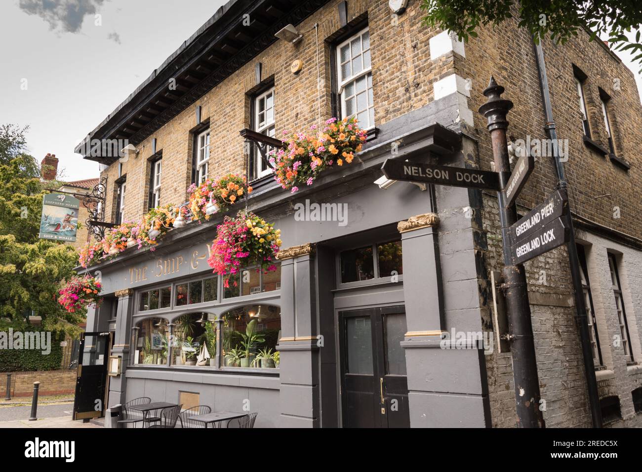 The Ship & Whale Public House, Gulliver Street, Surrey Quays, Rotherhithe, Bermondsey, Londra, SE16, Regno Unito Foto Stock