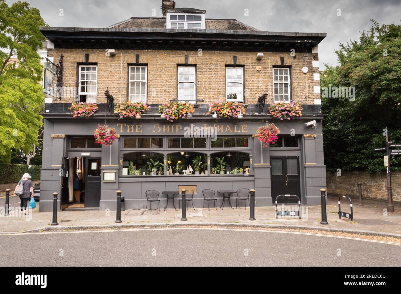 The Ship & Whale Public House, Gulliver Street, Surrey Quays, Rotherhithe, Bermondsey, Londra, SE16, Regno Unito Foto Stock