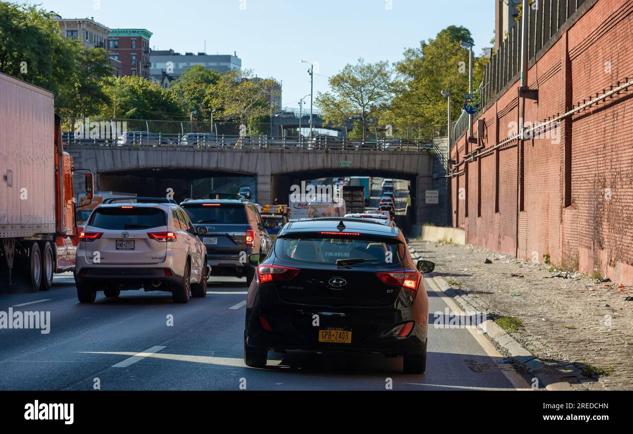 Bronx, New York, USA - 19 settembre 2022: Ripresa da un'auto sulla superstrada durante le ore di punta. Foto Stock