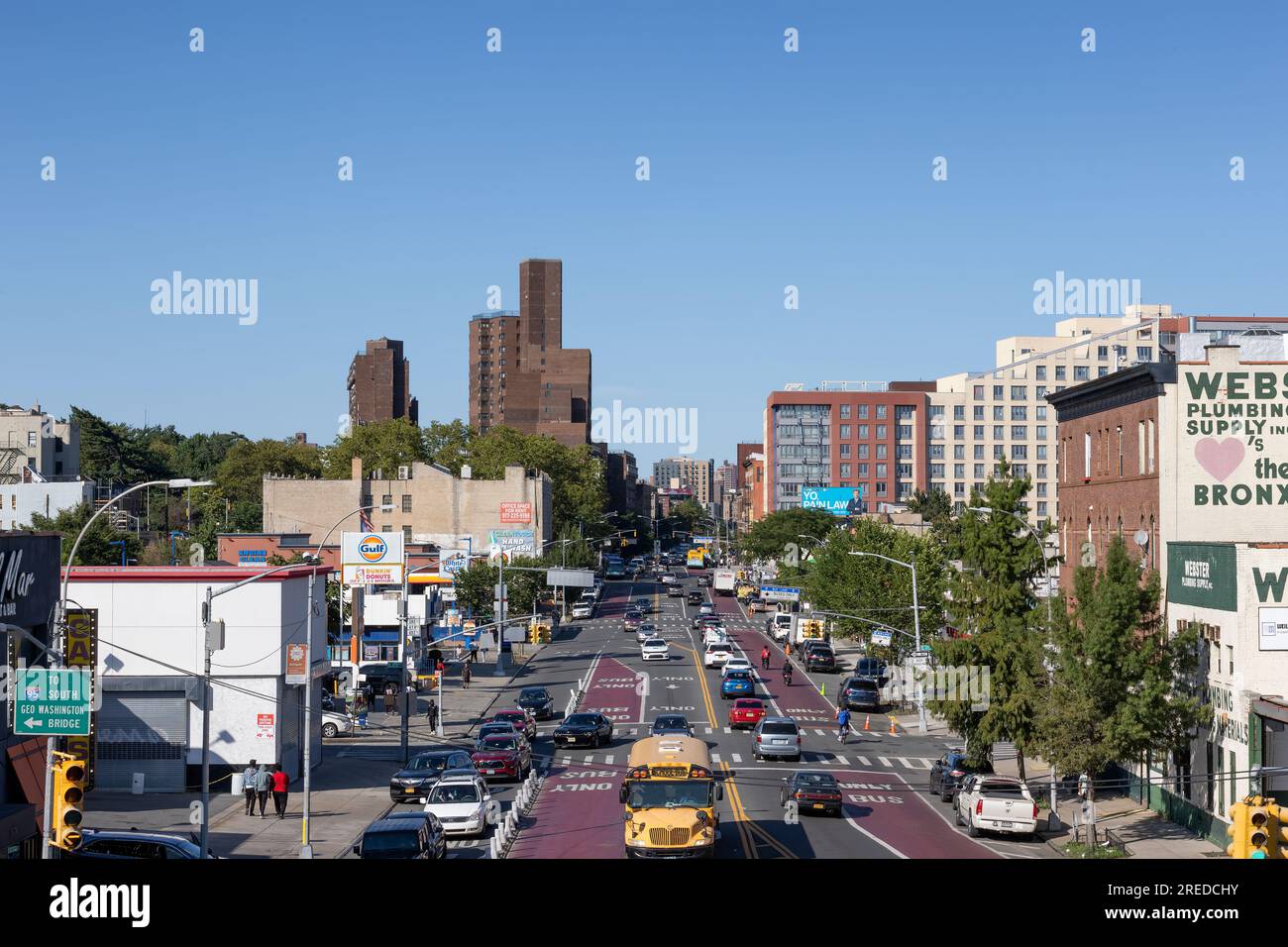 Bronx, New York, USA - 19 settembre 2022: Ripresa da un'auto sulla superstrada di una vista di una strada della città sottostante. Foto Stock
