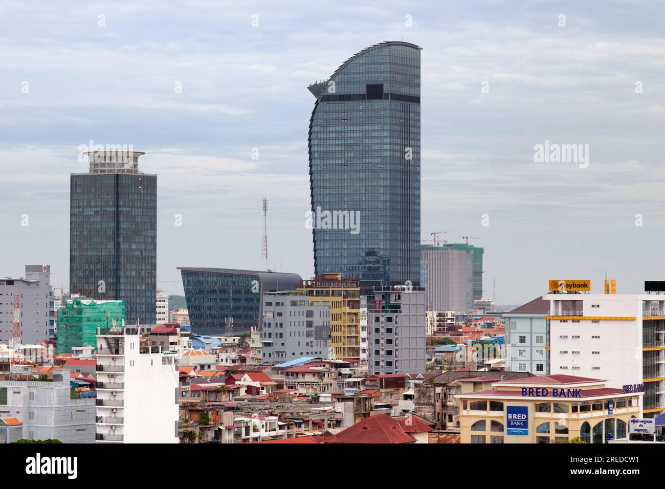 Phnom Penh, Cambogia - agosto 26 2018: La Vattanac Capital Tower, alta 188 metri (617 piedi), domina lo skyline di Phnom Penh con il suo vicino Foto Stock