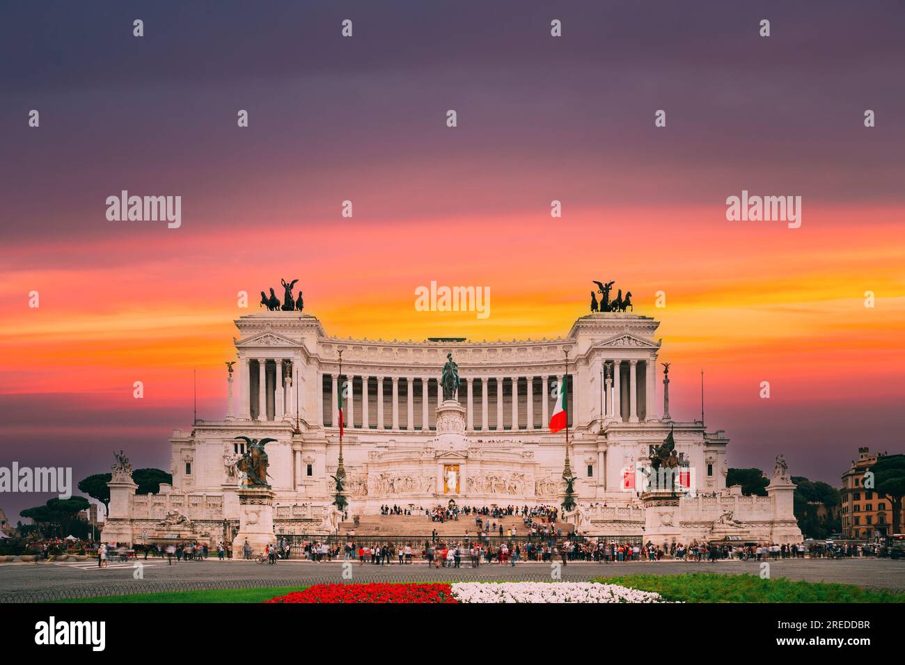 Wiccan strega altare con vari oggetti casuali su un tavolo di legno marrone  scuro, verticale Foto stock - Alamy