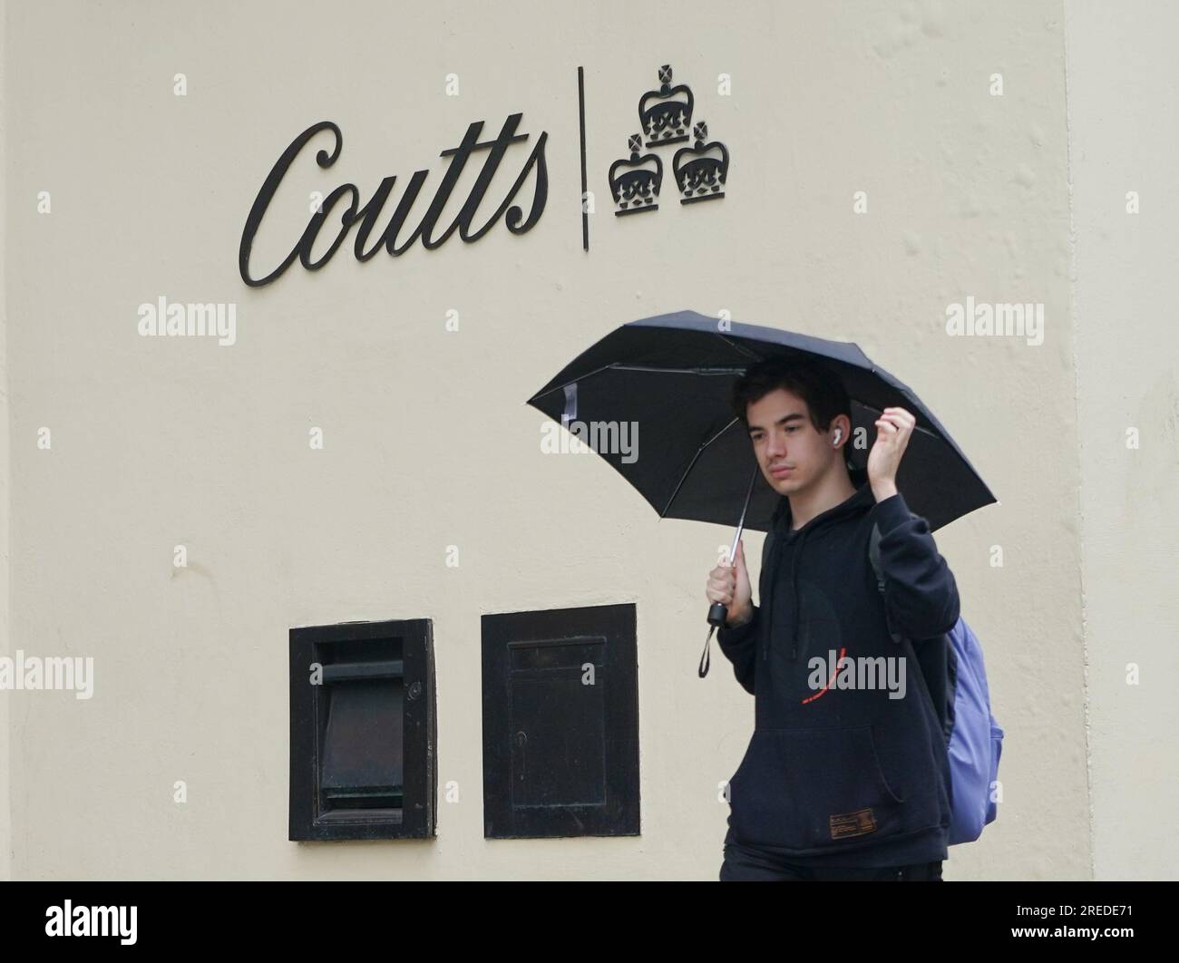 Una vista generale di Coutts sullo Strand, nel centro di Londra. Il capo di Coutts che ha chiuso il conto bancario di Nigel Farage, Peter Flavel, si dimetterà immediatamente, ha detto il suo proprietario NatWest Group. Foto Stock