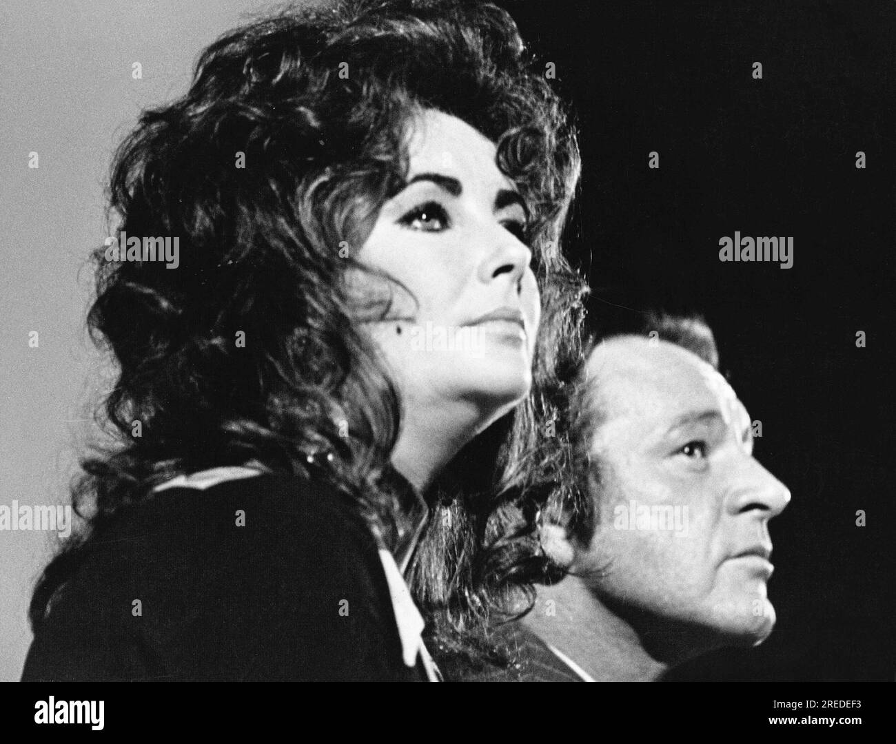 Elizabeth Taylor e Richard Burton hanno fotografato al CINEMA CITY - An Exhibition of 75 Years of Moving Pictures alla Round House, Londra NW1 nell'ottobre 1970 Foto Stock