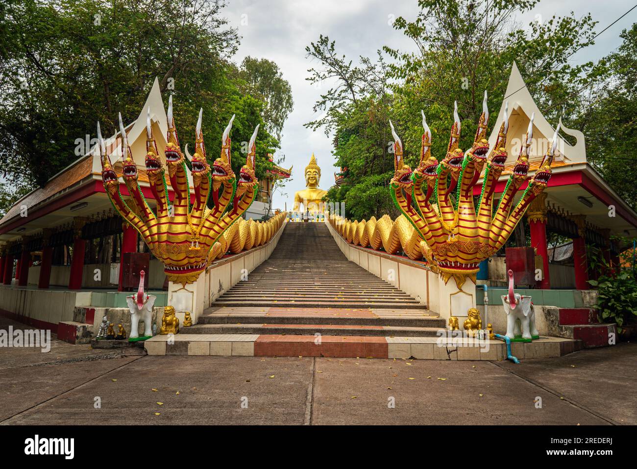 Splendida vista della Collina del grande Buddha a Pattaya, Thailandia. Scale per il grande Buddha Foto Stock