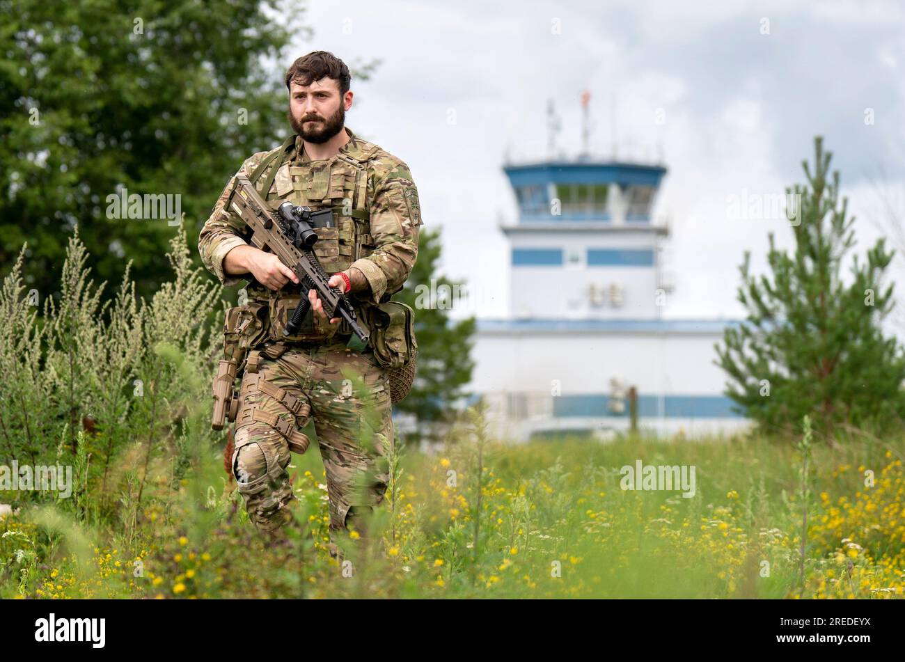 Air Specialist 1 Harry Walker del 15 Squadron RAF Regiment, con base a RAF Marham, svolge la sicurezza interna per il distaccamento dispiegato dalla RAF sull'operazione Azotize presso la base aerea di Amari in Estonia. Data foto: Giovedì 27 luglio 2023. Foto Stock