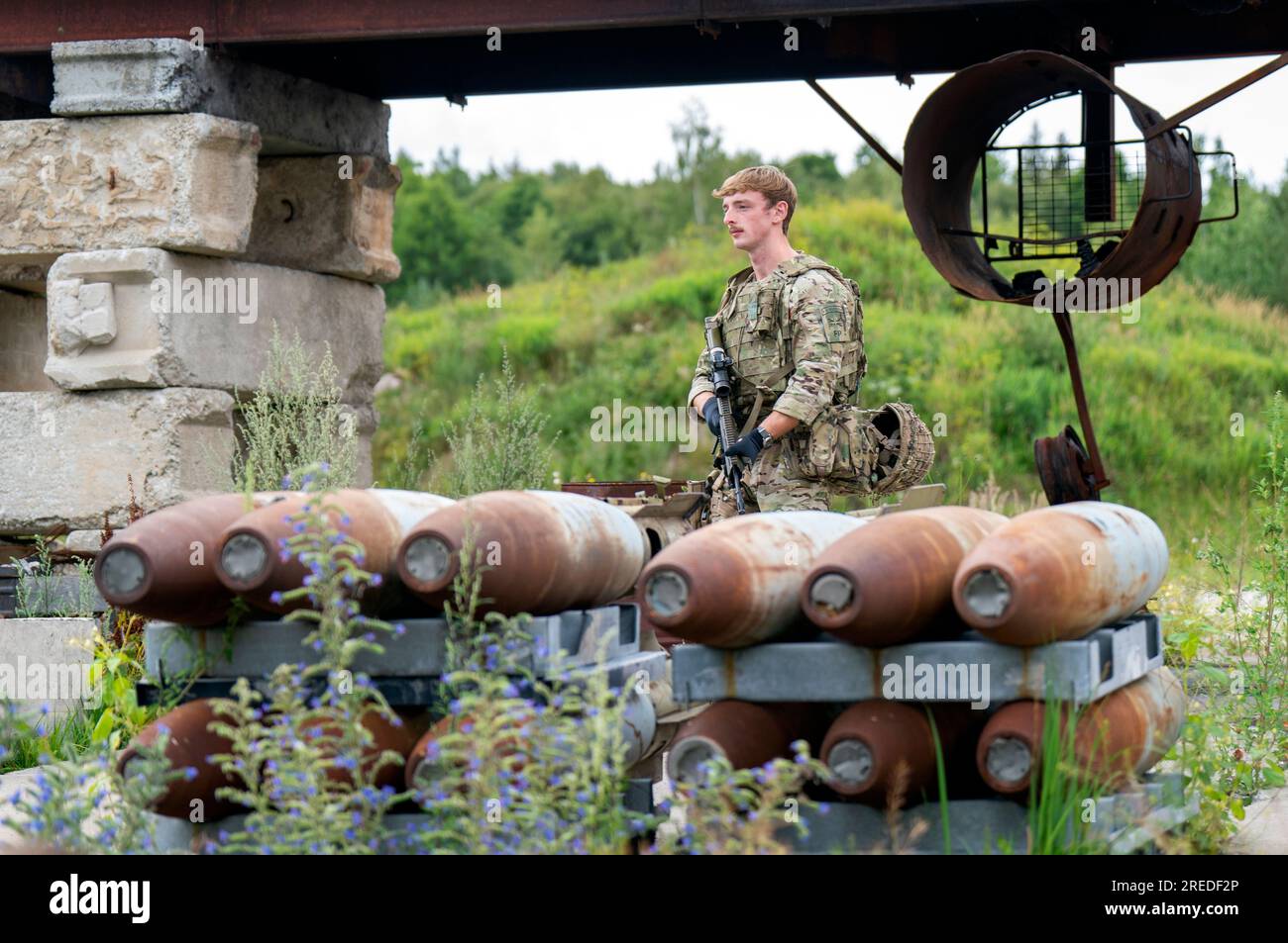 Air Specialist 1 Harrison Malkin del 15 Squadron RAF Regiment, con base a RAF Marham, svolge la sicurezza interna per il distaccamento dispiegato dalla RAF nell'operazione Azotize presso la base aerea di Amari in Estonia. Data foto: Giovedì 27 luglio 2023. Foto Stock