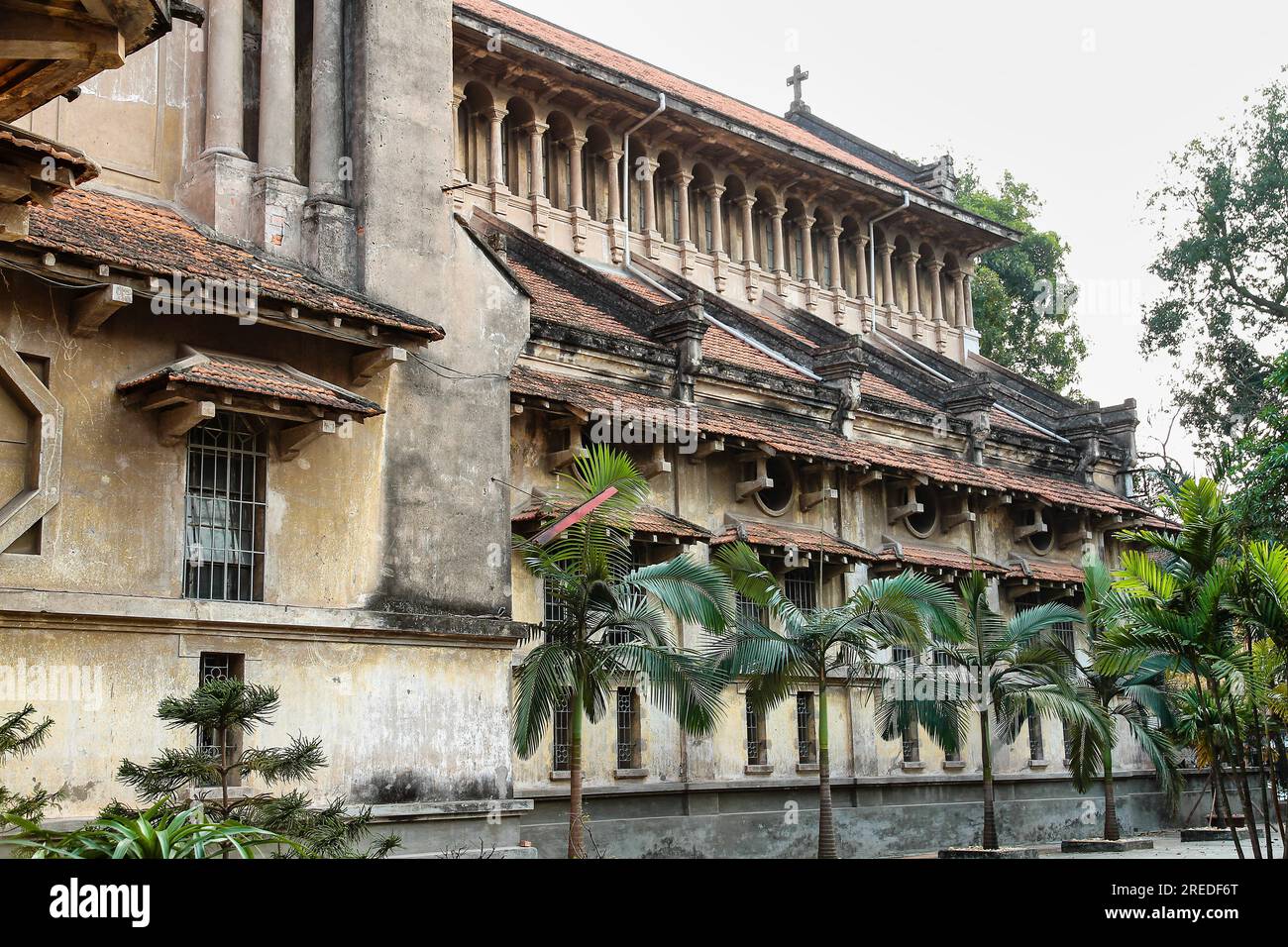 Una chiesa cattolica vicino alla vecchia cittadella Son Tay ad Hanoi, in Vietnam. La cittadella fu costruita nel 1822 nella dinastia Nguyen. Era un'importante base militare per pr Foto Stock