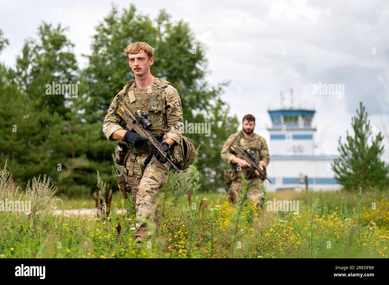 Air Specialist 1 Harrison Malkin (a sinistra) e Air Specialist 1 Harry Walker (a destra) del 15 Squadron RAF Regiment, con base a RAF Marham, svolgono la sicurezza interna per il distaccamento schierato RAF nell'operazione Azotize presso la base aerea di Amari in Estonia. Data foto: Giovedì 27 luglio 2023. Foto Stock