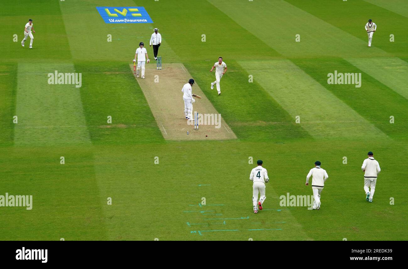 L'inglese Johnny Bairstow lascia il campo dopo essere stato battuto dall'australiano Josh Hazelwood durante il primo giorno del quinto test match della LV= Insurance Ashes Series al Kia Oval di Londra. Data foto: Giovedì 27 luglio 2023. Foto Stock