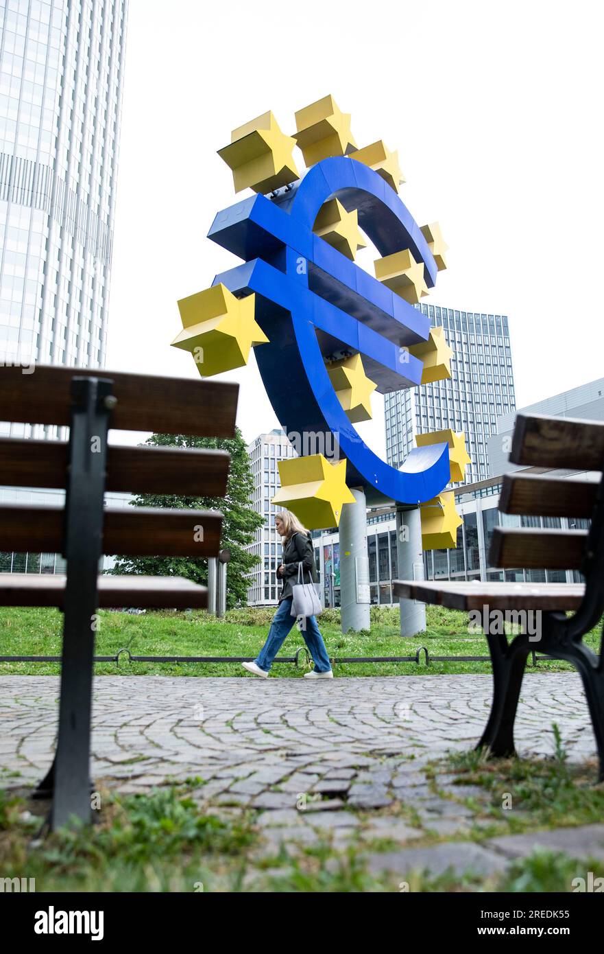 Francoforte, Germania. 27 luglio 2023. Questa foto scattata il 27 luglio 2023 mostra l'insegna Euro a Francoforte, Germania. Giovedì la Banca centrale europea (BCE) ha aumentato i propri tassi di interesse di riferimento di 25 punti base (bps) per frenare l’inflazione. Crediti: Zhang fan/Xinhua/Alamy Live News Foto Stock