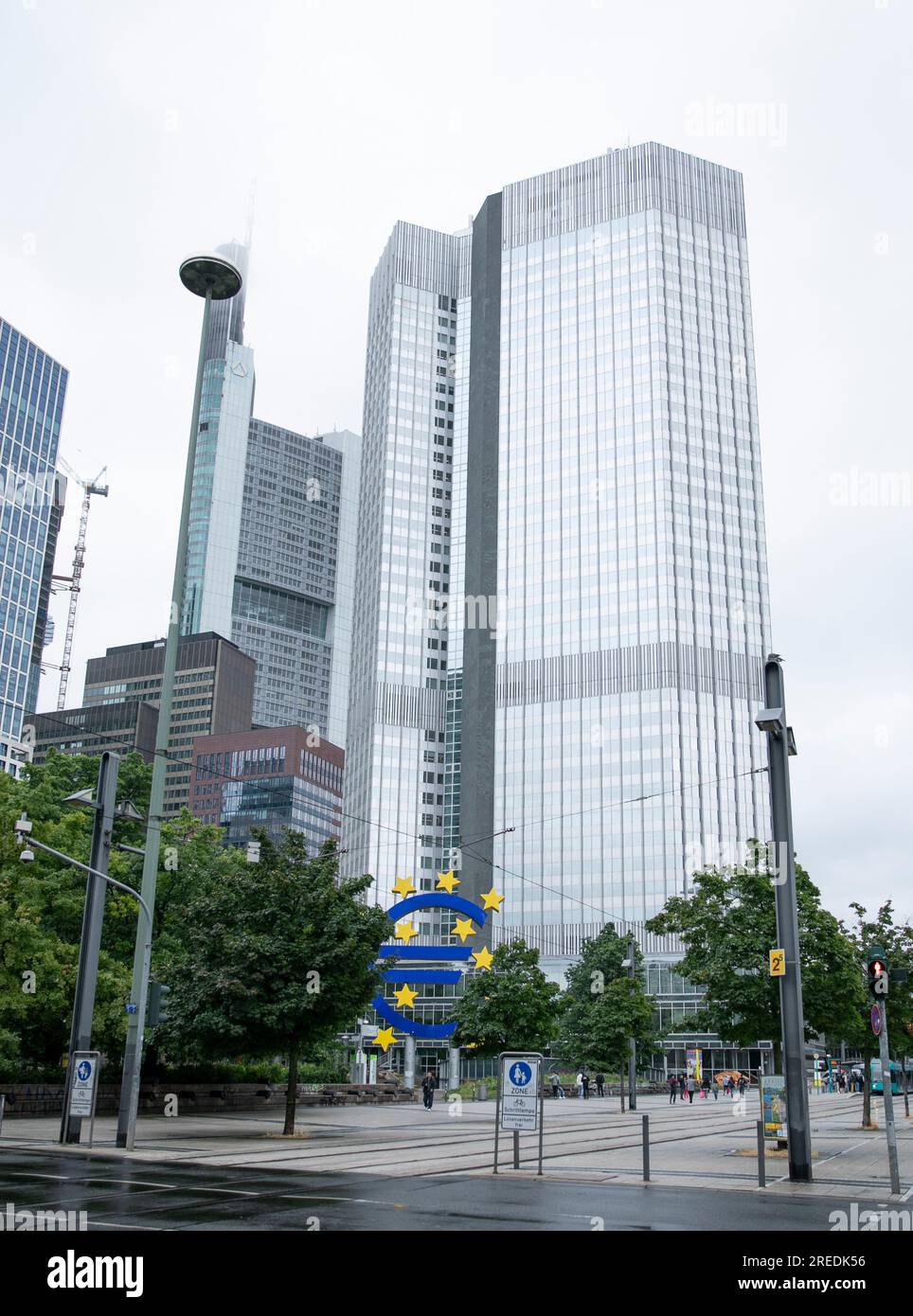 Francoforte, Germania. 27 luglio 2023. Questa foto scattata il 27 luglio 2023 mostra l'insegna Euro a Francoforte, Germania. Giovedì la Banca centrale europea (BCE) ha aumentato i propri tassi di interesse di riferimento di 25 punti base (bps) per frenare l’inflazione. Crediti: Zhang fan/Xinhua/Alamy Live News Foto Stock