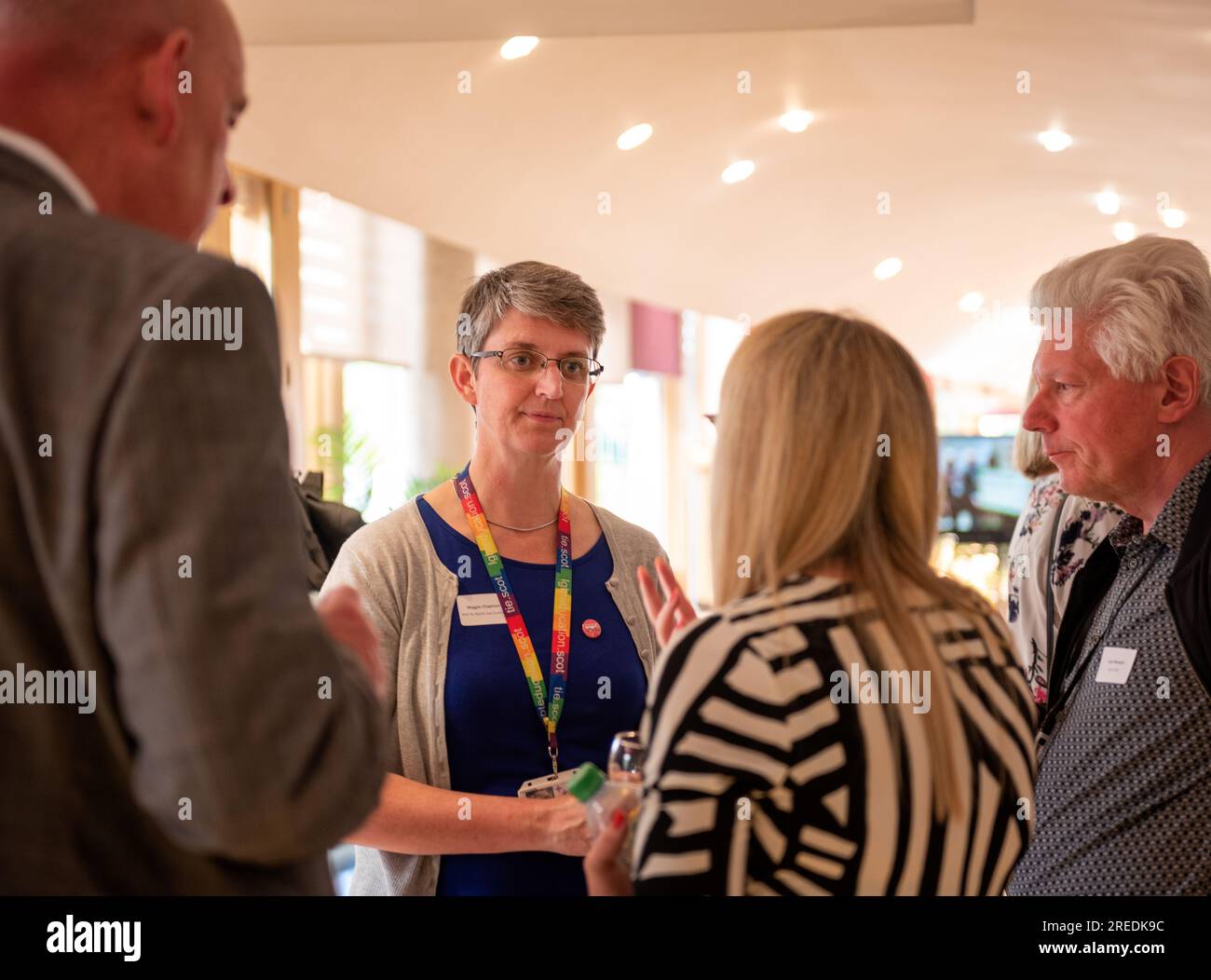 Maggie Chapman Scottish Greens MSP for North East Scotland parla con gli ospiti di un ricevimento presso l'edificio del Parlamento scozzese per Community Rail in SC Foto Stock