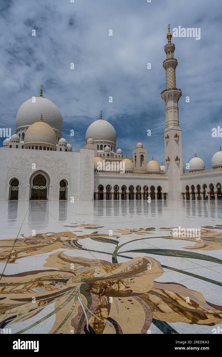 Abu Dhabi, Emirati Arabi Uniti - 17 aprile 2023. Una foto in formato verticale di un angolo della grande Moschea di Abu Dhabi. Foto Stock