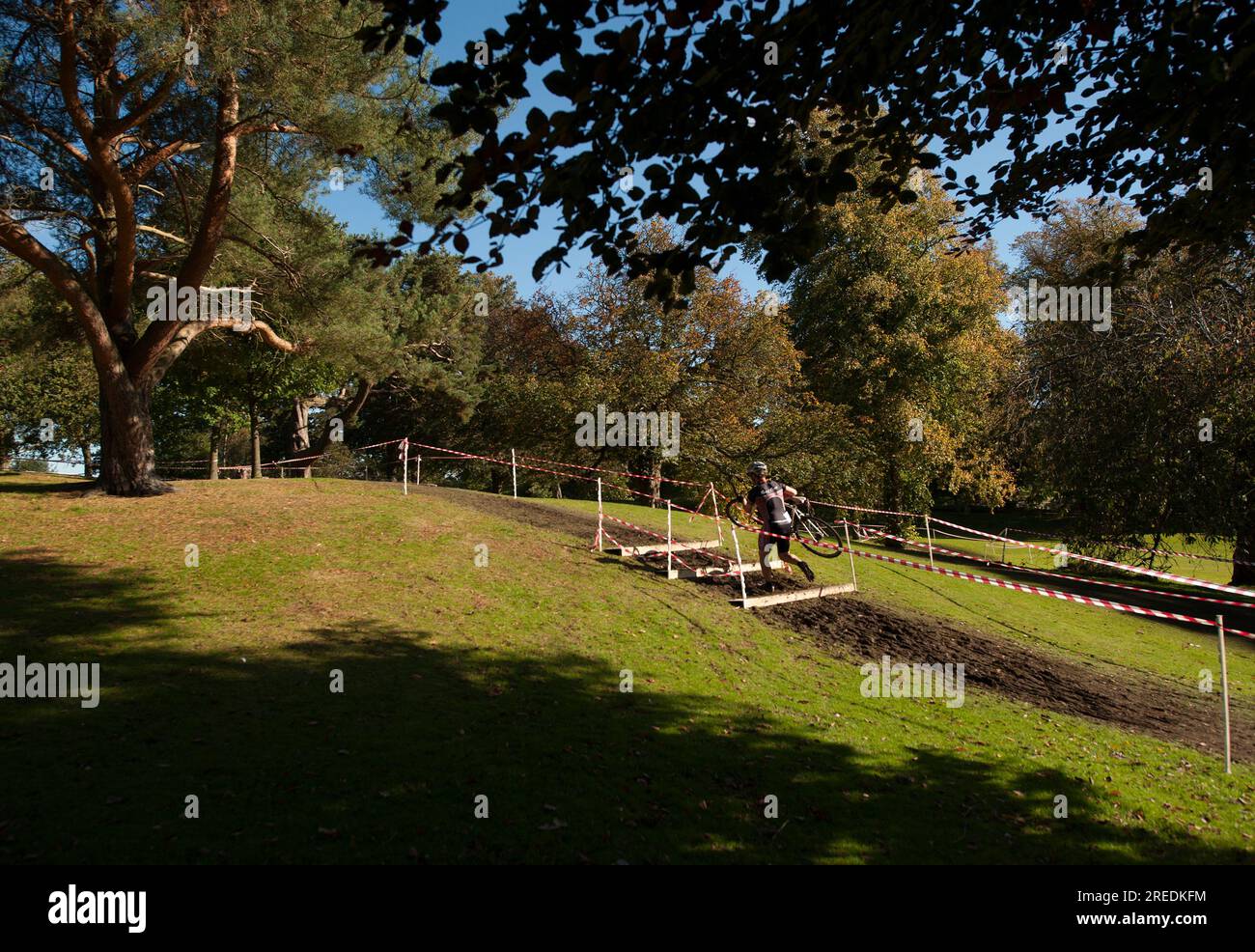 I cicloturisti fanno un giro sul green race Course nel verde di Callendar House and Park a Falkirk, Scozia Foto Stock