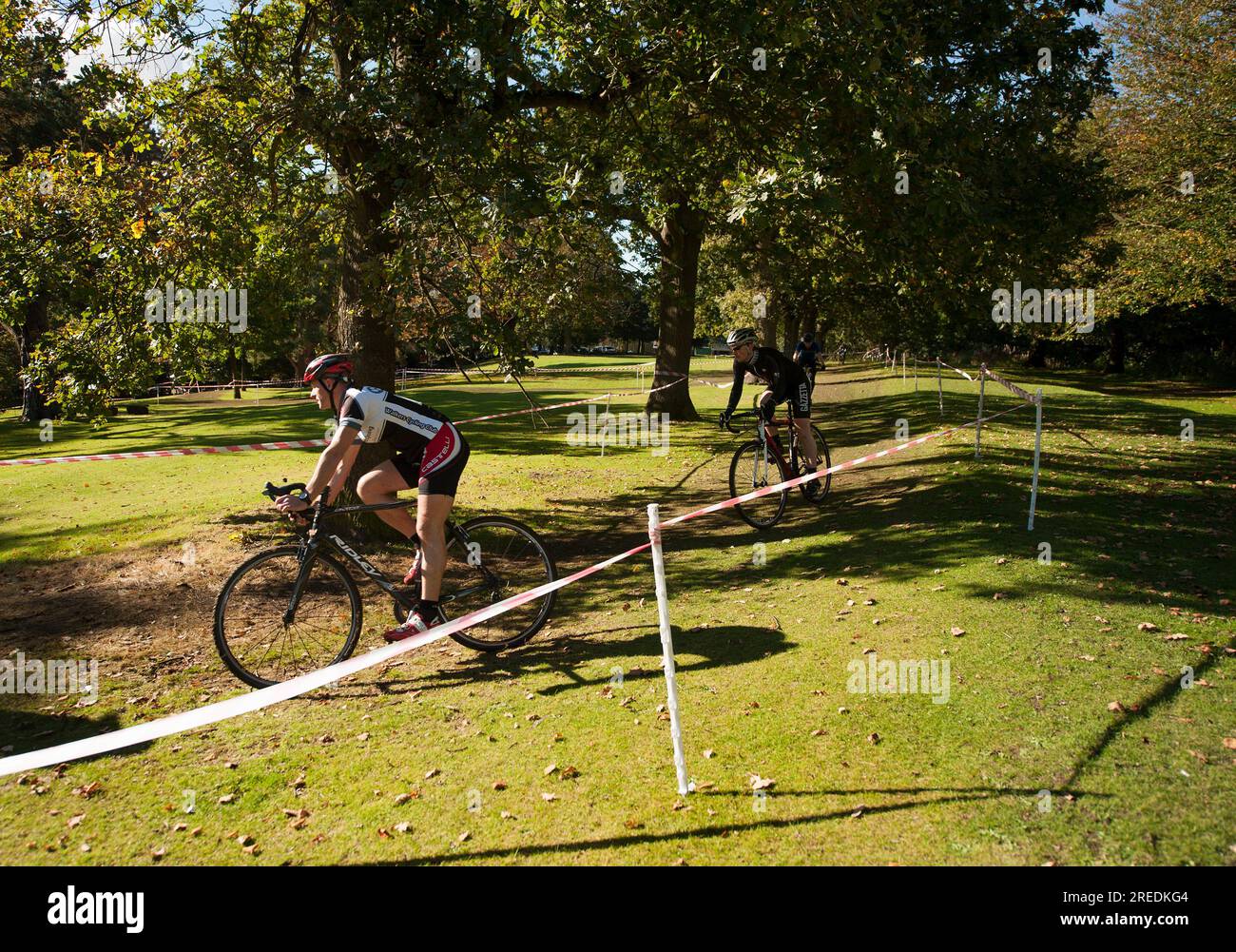 I cicloturisti fanno un giro sul green race Course nel verde di Callendar House and Park a Falkirk, Scozia Foto Stock