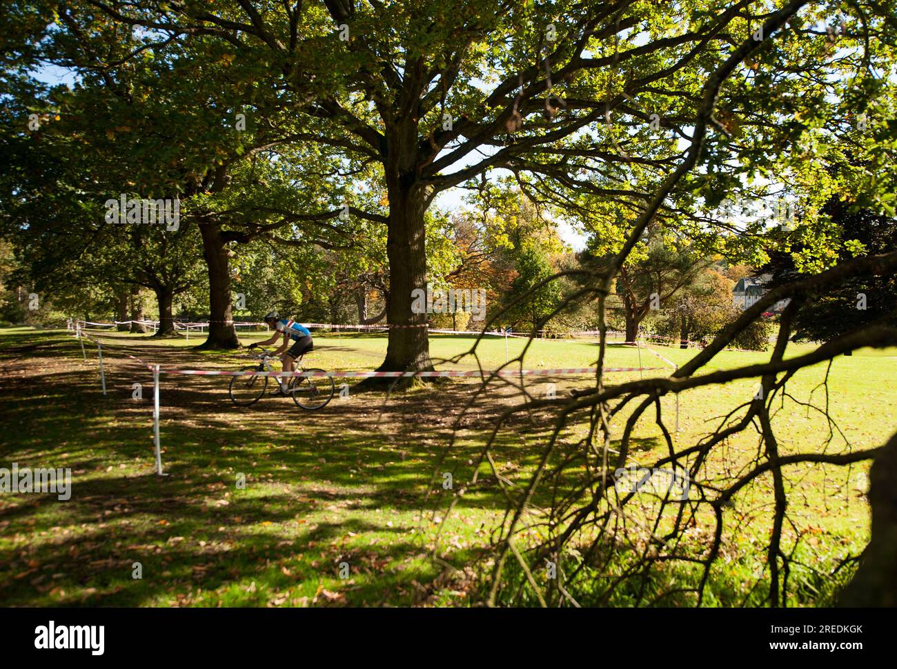 I cicloturisti fanno un giro sul green race Course nel verde di Callendar House and Park a Falkirk, Scozia Foto Stock