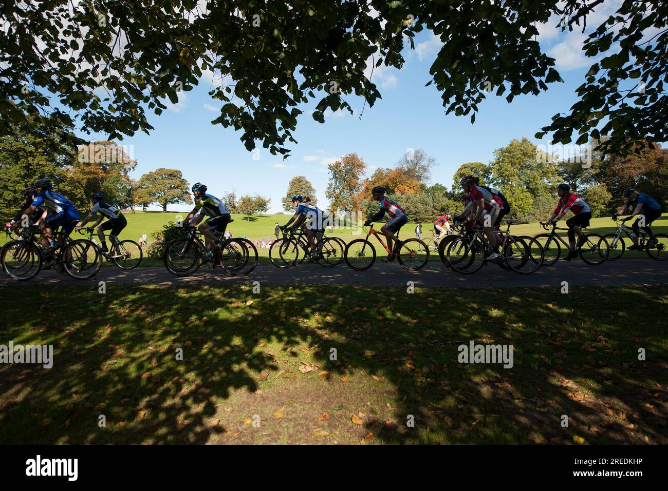 I cicloturisti fanno un giro sul green race Course nel verde di Callendar House and Park a Falkirk, Scozia Foto Stock