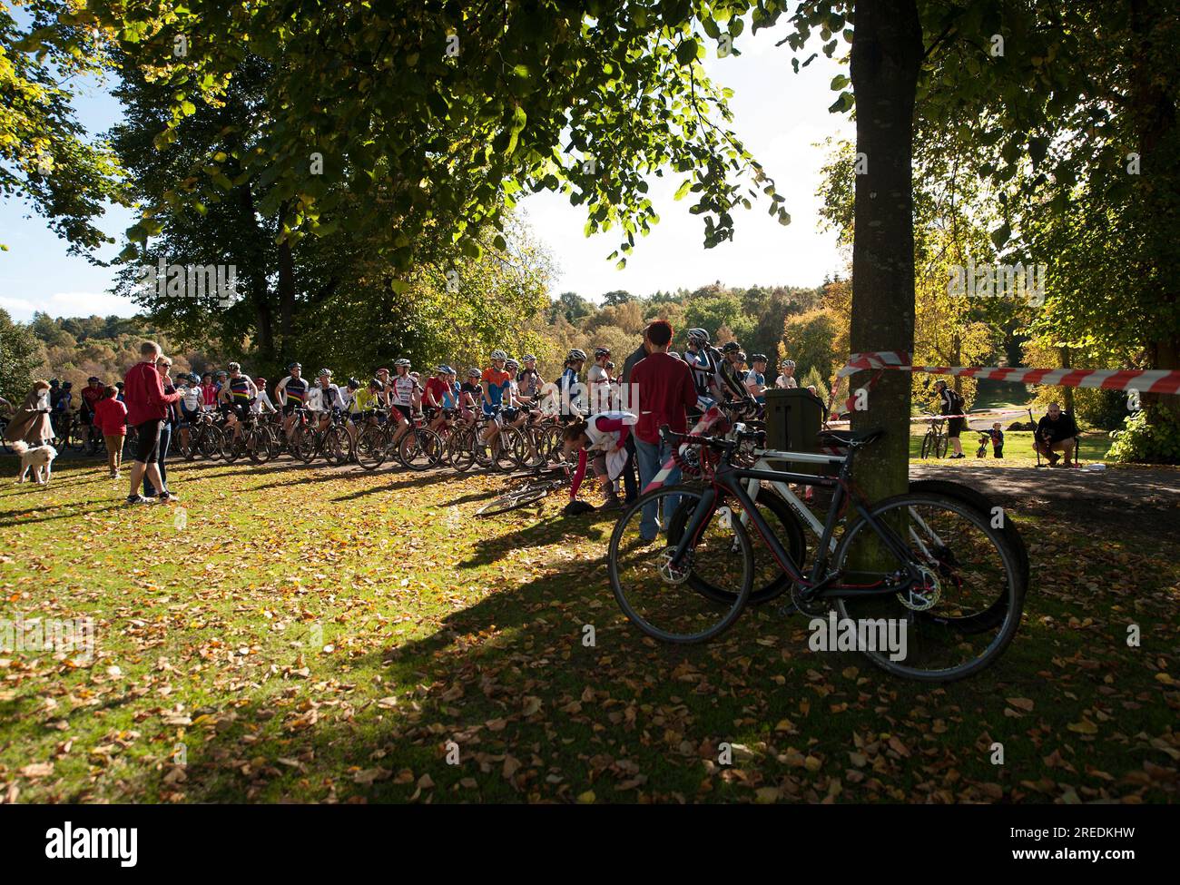 I cicloturisti fanno un giro sul green race Course nel verde di Callendar House and Park a Falkirk, Scozia Foto Stock