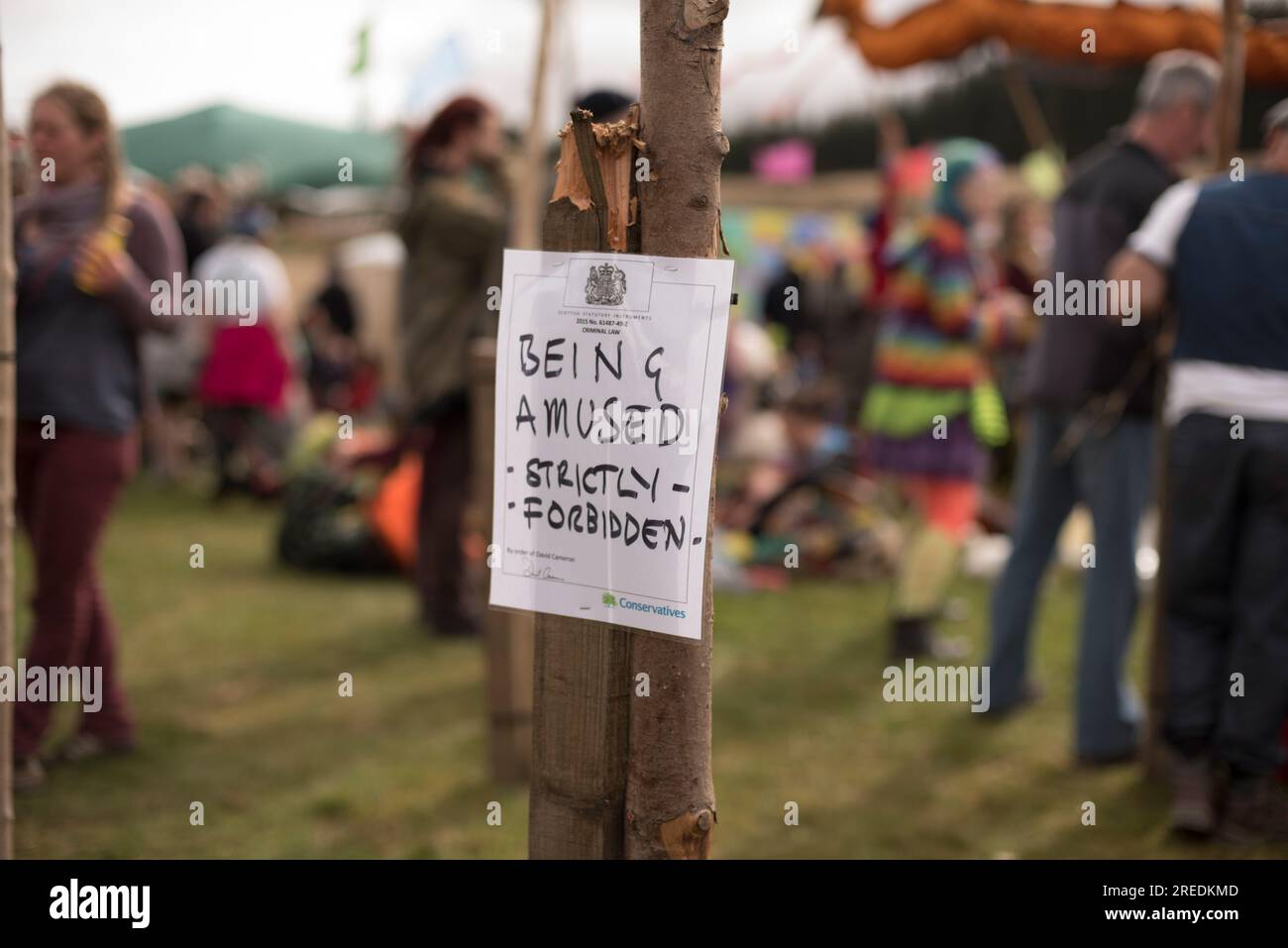 Un cartello che dice "Being Fun Strictly Forbidden" legato a un post al Knockengorroch Family Friendly Roots Music Festival a Dumfries e Galloway, Foto Stock